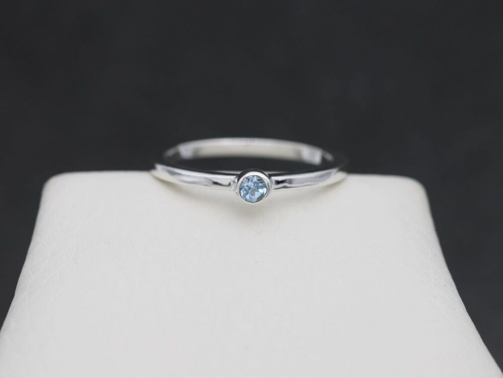 REFURBISHED Sterling silver & blue topaz solitaire stacking ring (P ½)