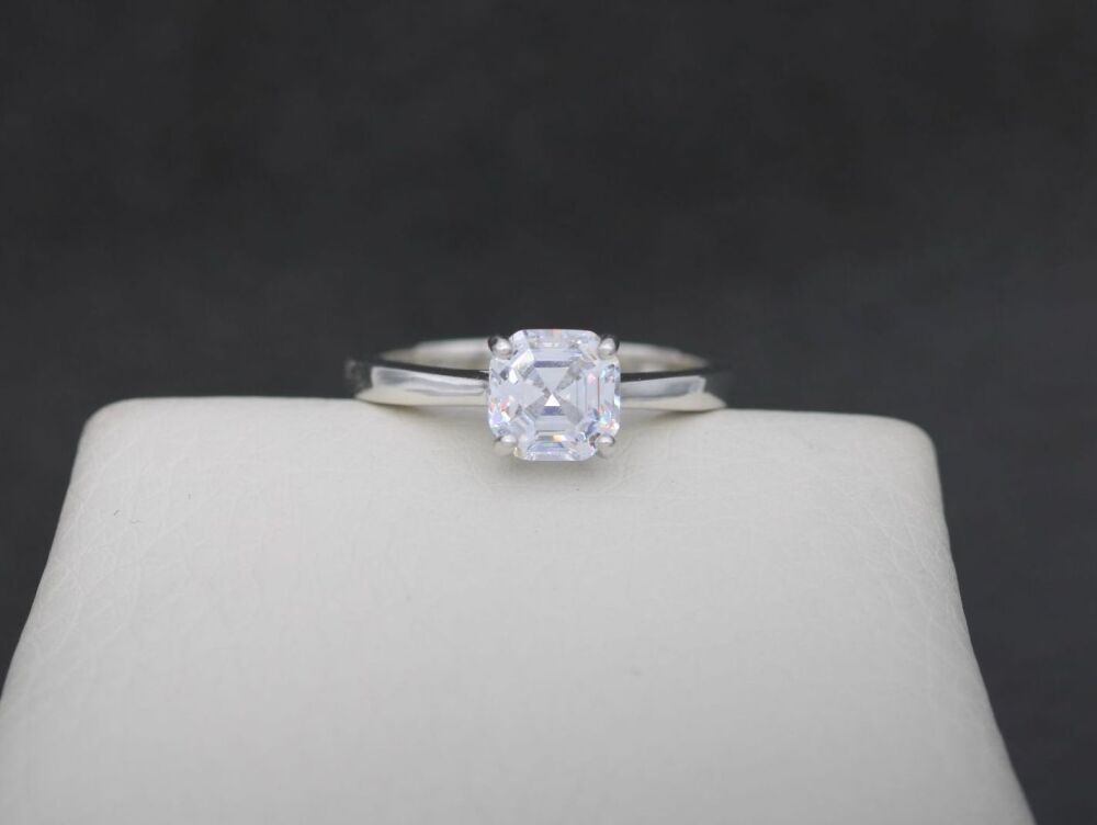 REFURBISHED Sterling silver & clear octagonal stone solitaire ring (K)