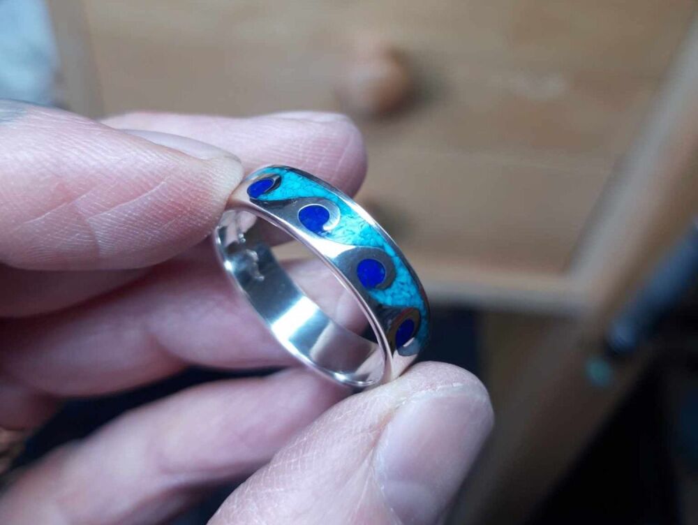 REFURBISHED South Western sterling silver ring with crushed turquoise & lapis waves (V)