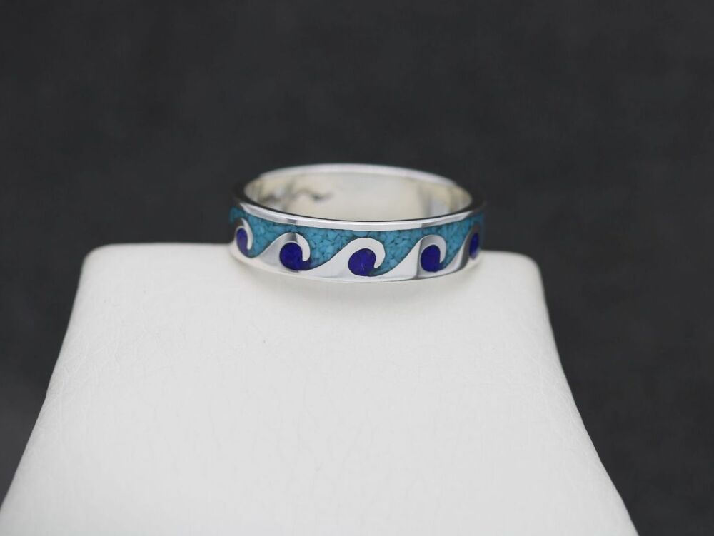REFURBISHED South Western sterling silver ring with crushed turquoise & lapis waves (V)