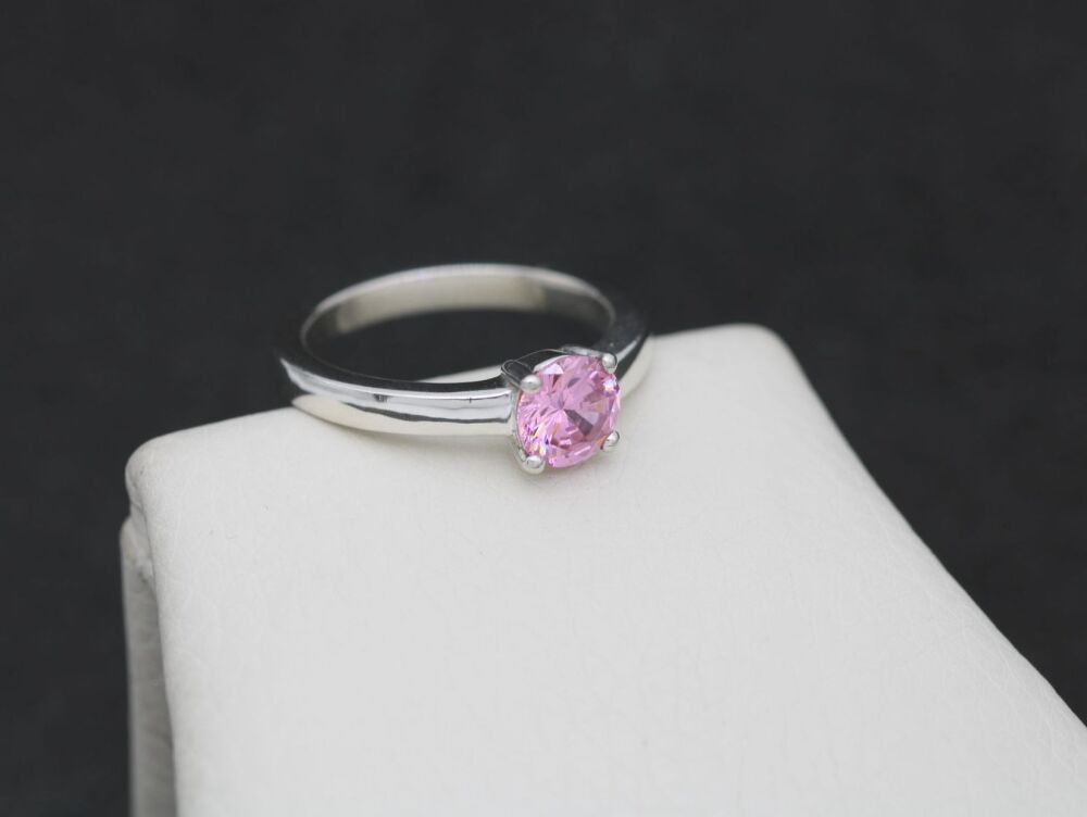 REFURBISHED Thick set sterling silver & pink stone solitaire ring (Q)