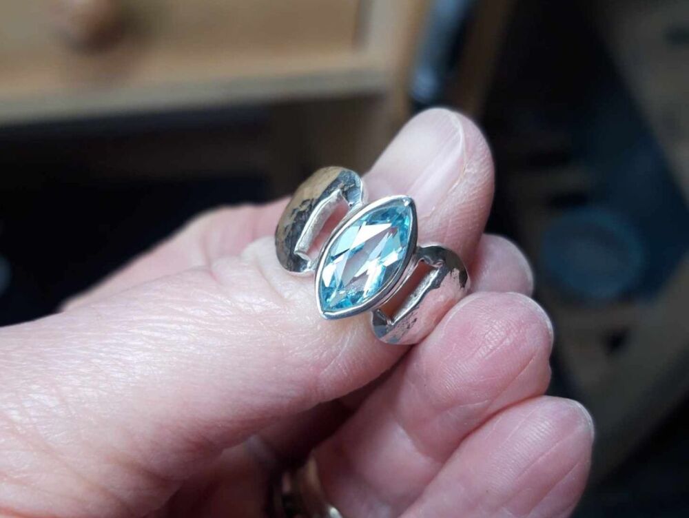 HANDMADE Sterling silver & blue topaz ring (P 1/2)