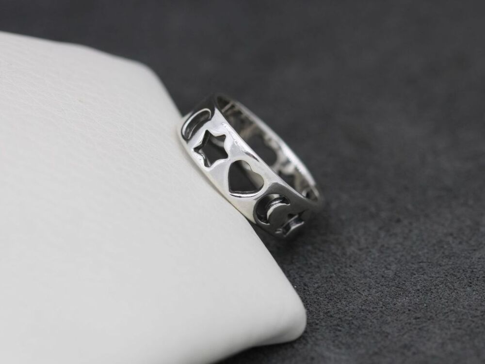 REFURBISHED Sterling silver band ring with cut-out moon, star & heart design (M)