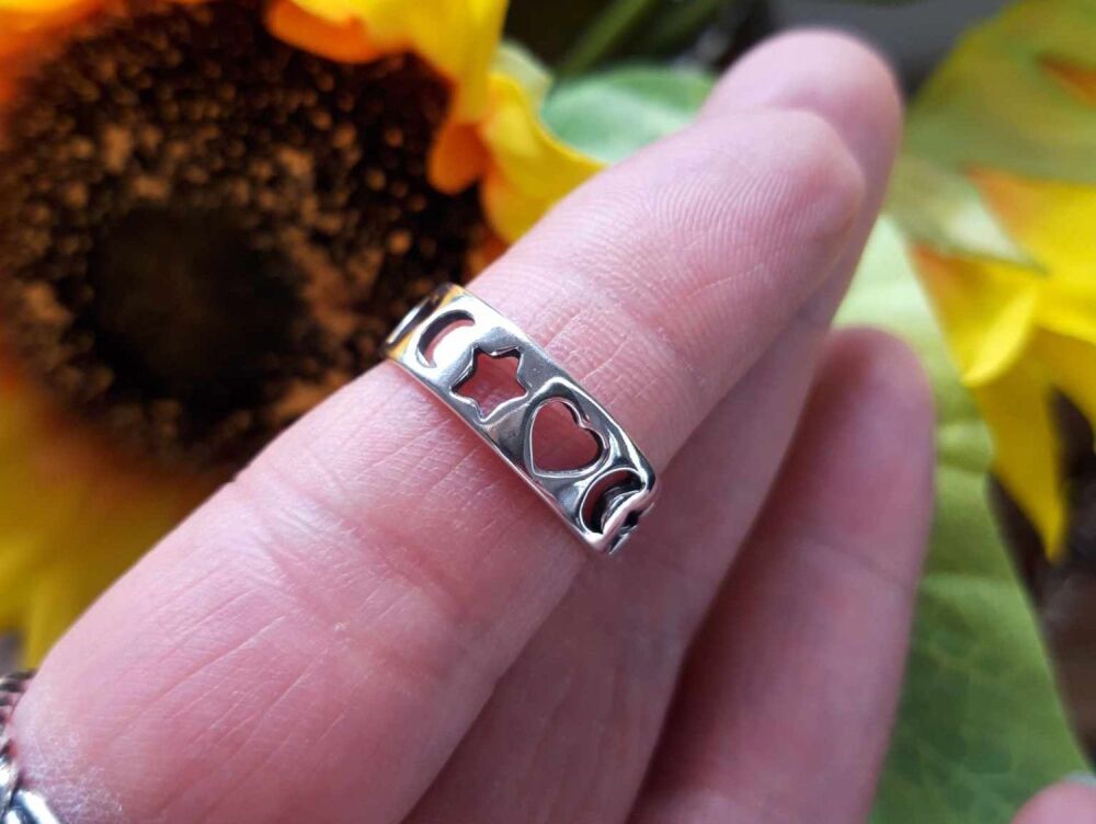 REFURBISHED Sterling silver band ring with cut-out moon, star & heart design (M)