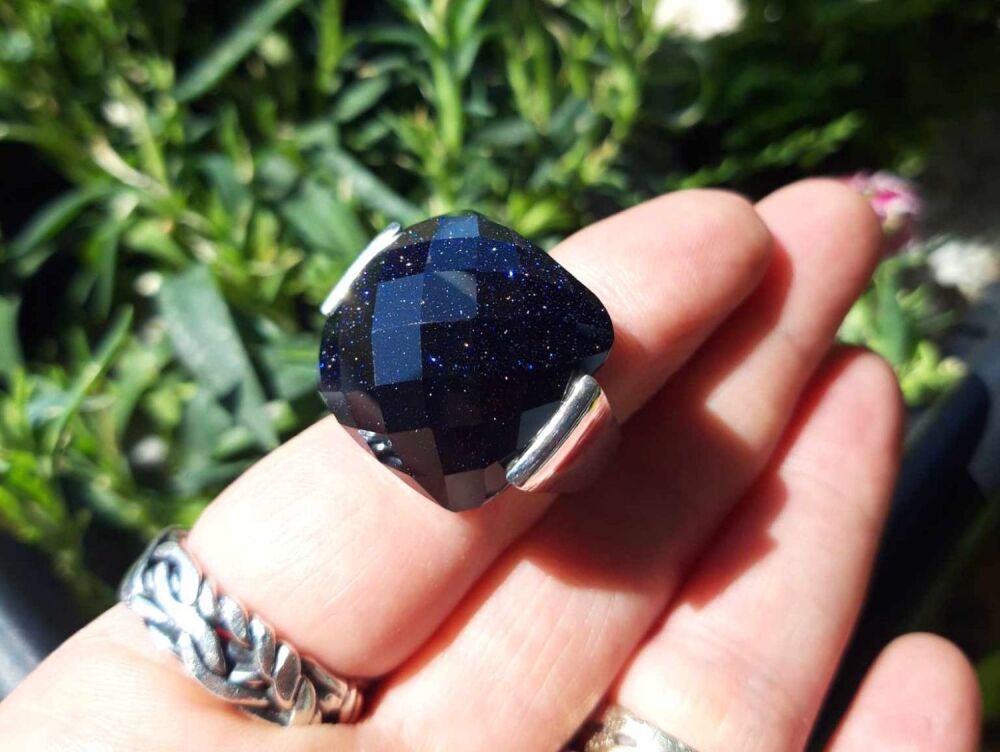 REFURBISHED Statement sterling silver & faceted blue goldstone ring (O)