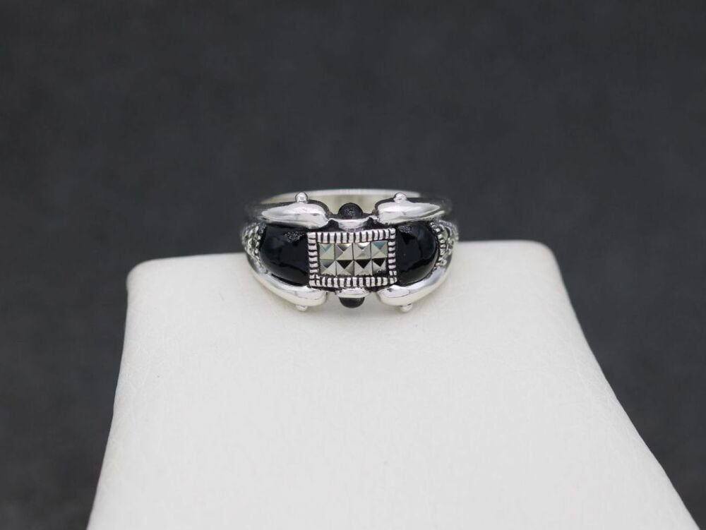 REFURBISHED Sterling silver, black onyx & marcasite ring (L ½)