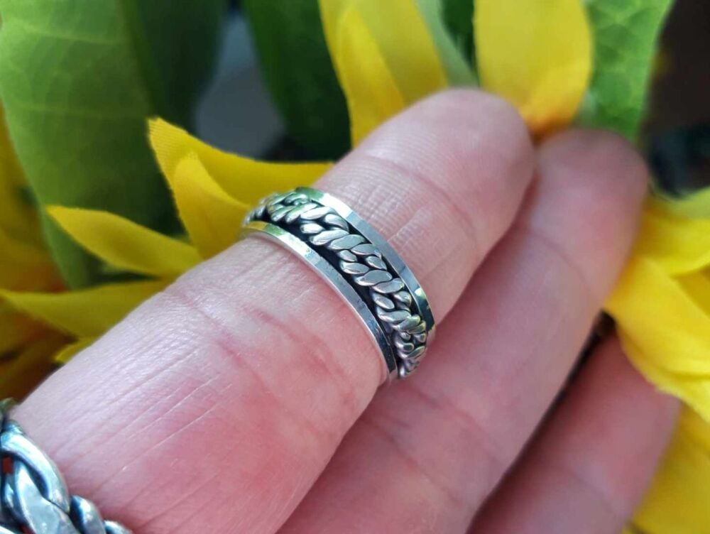 REFURBISHED Sterling silver spinner ring with a twisted rope centre (M)