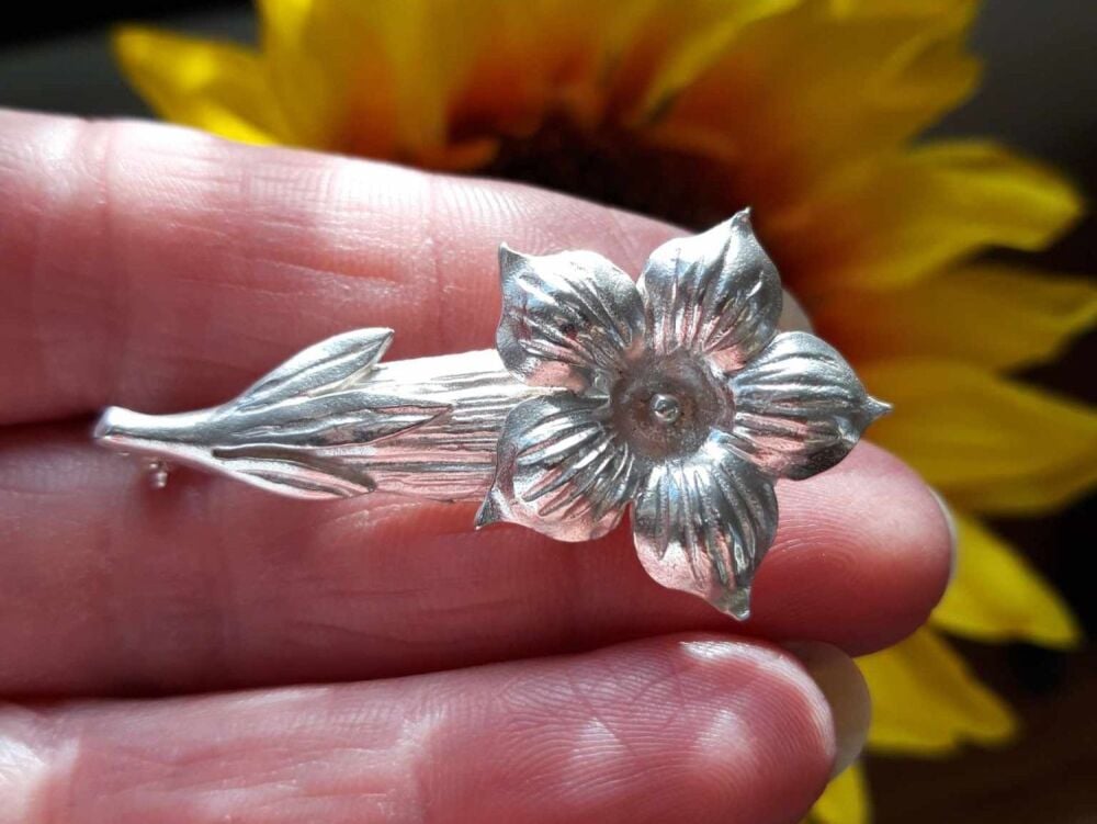 REFURBISHED Sterling silver textured flower brooch