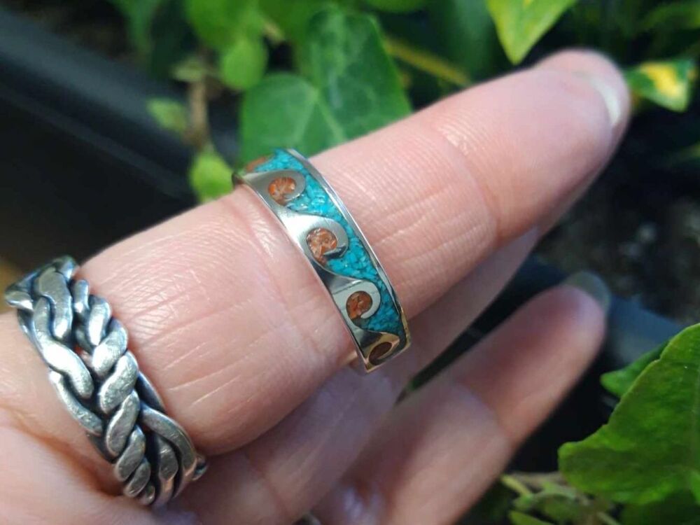 REFURBISHED South western sterling silver ring with crushed coral & turquoise inlay (W)