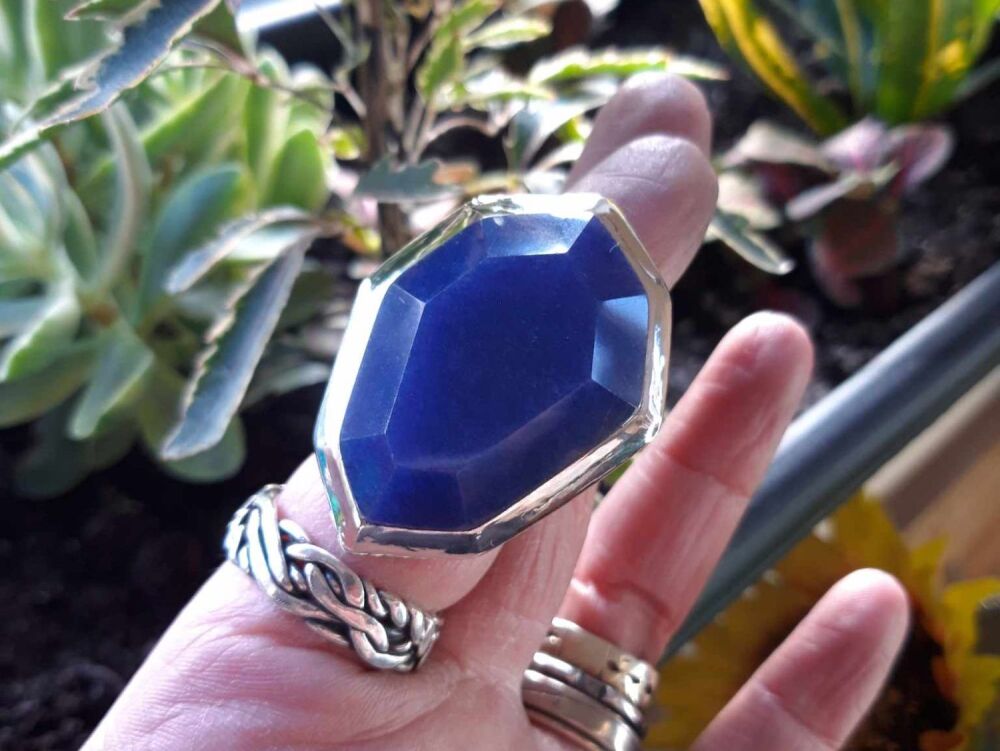 REFURBISHED Showstopping sterling silver ring with blue dyed quartz (N)