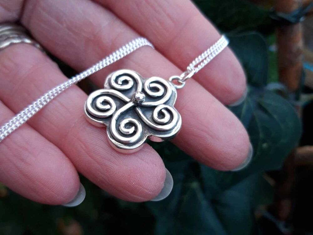 REFURBISHED 950 silver swirly flower necklace