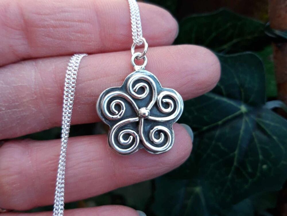 REFURBISHED 950 silver swirly flower necklace