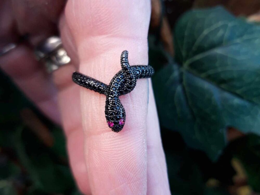 NEW Unusual sterling silver snake ring with black & deep pink stones (P)