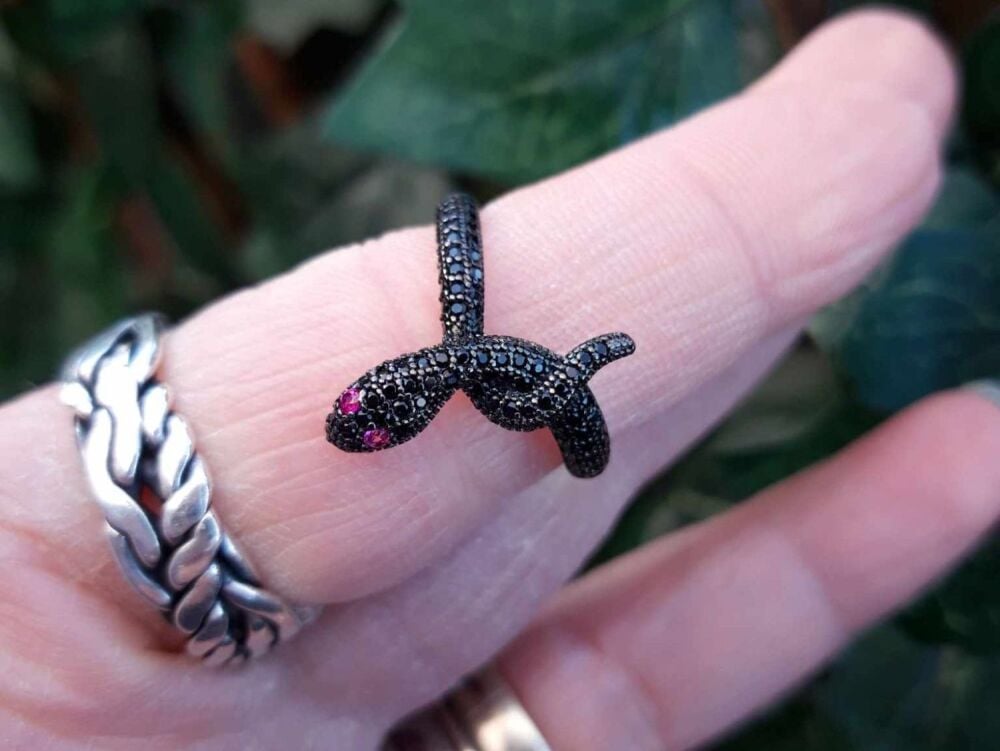 NEW Unusual sterling silver snake ring with black & deep pink stones (O)