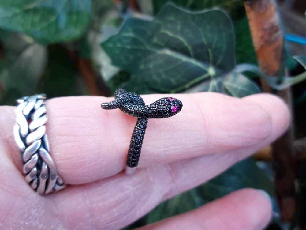 NEW Unusual sterling silver snake ring with black & pink stones (M)