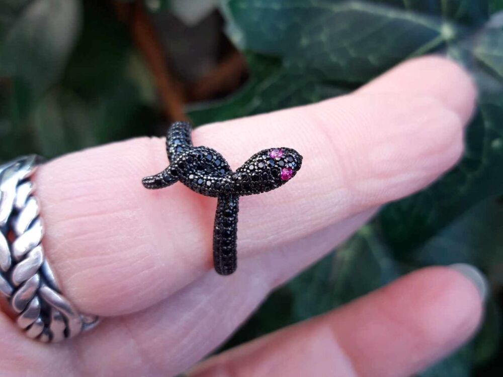 NEW Unusual sterling silver snake ring with black & pink stones (L)