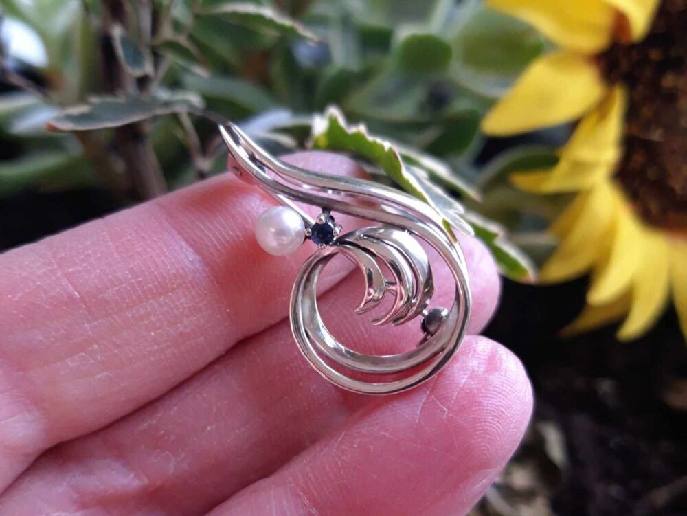REFURBISHED Vintage 835 silver brooch set with blue sapphire & freshwater pearl