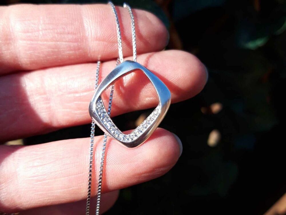 REFURBISHED Sterling silver & clear stone necklace