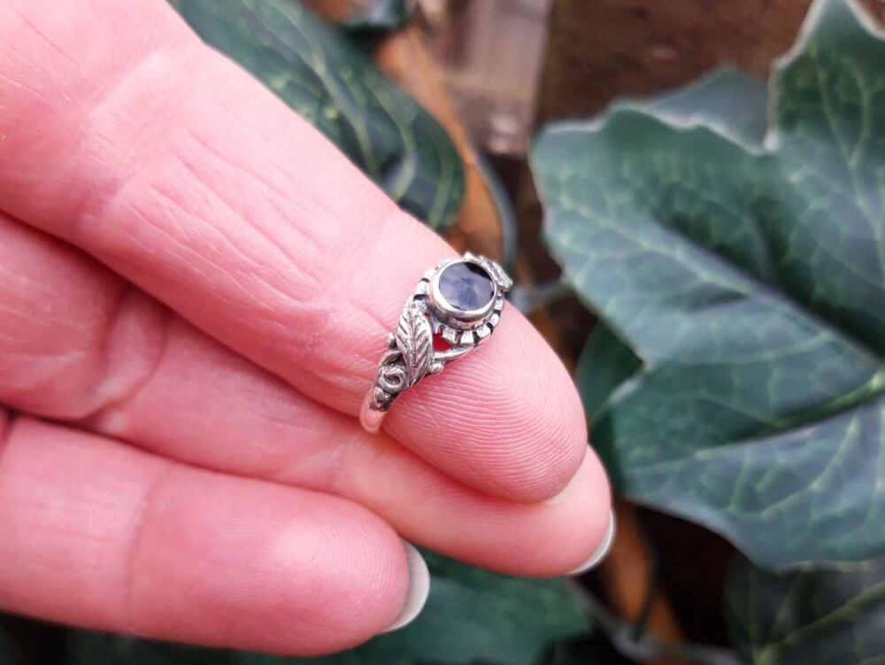 REFURBISHED Sterling silver & black onyx ring with leaf shoulder detail (G)