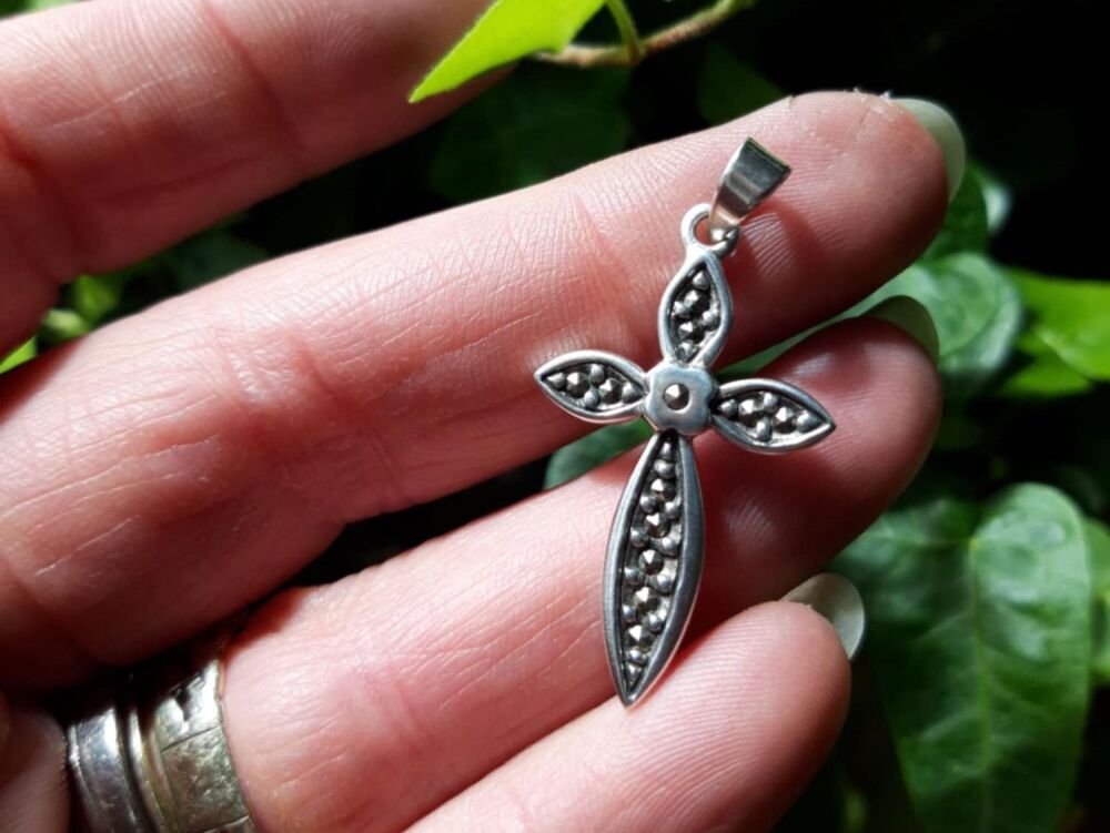 REFURBISHED Sterling silver & marcasite cross pendant