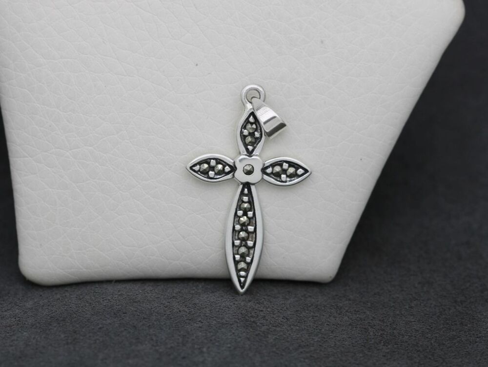 REFURBISHED Sterling silver & marcasite cross pendant