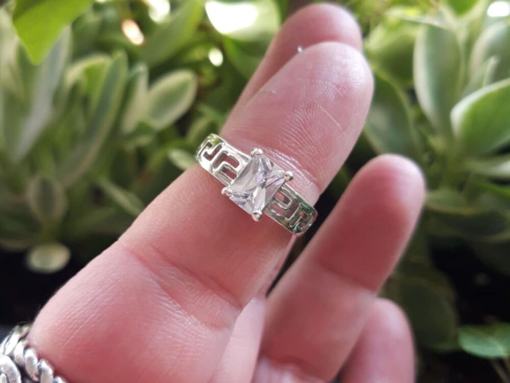 REFURBISHED Sterling silver solitaire ring with Greek key shoulder detail (N)