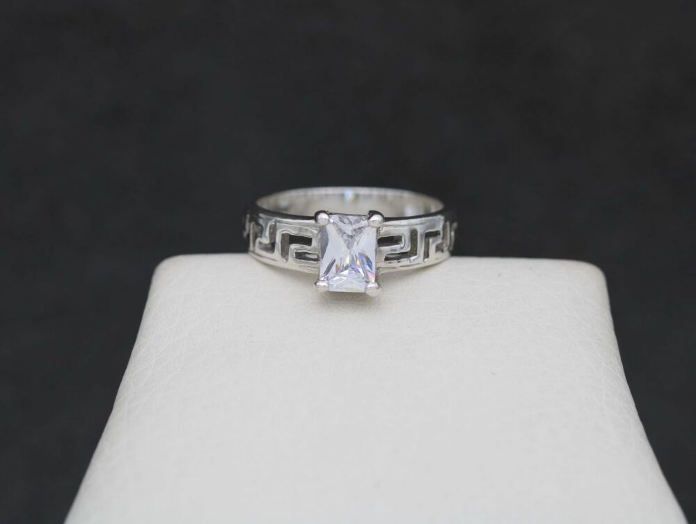 REFURBISHED Sterling silver solitaire ring with Greek key shoulder detail (N)