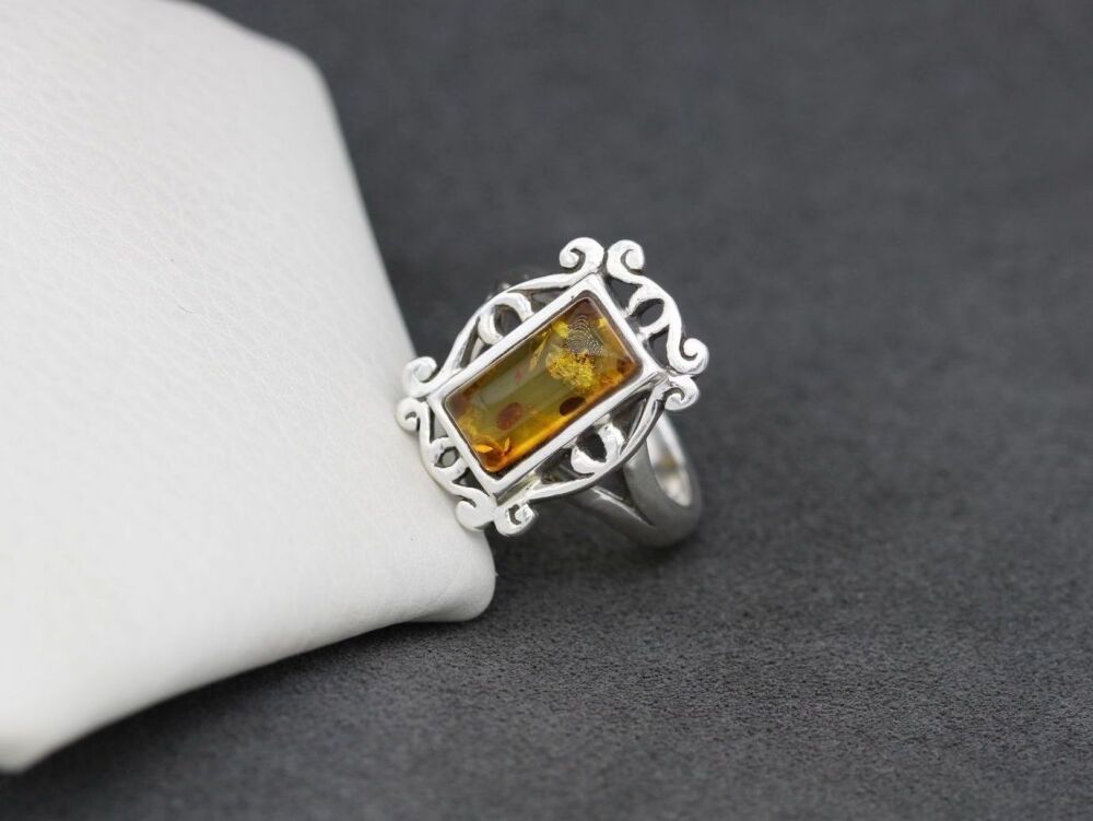 REFURBISHED Sterling silver & amber ring with a decorative frame (N)