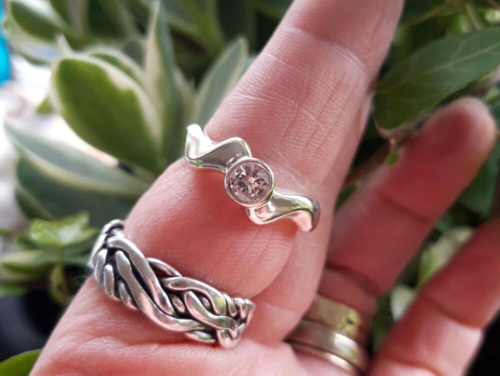REFURBISHED Unusual sterling silver solitaire ring (R)