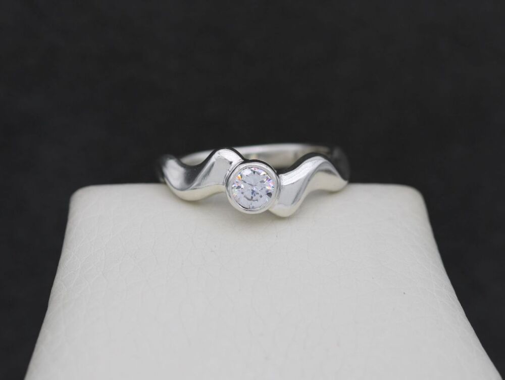 REFURBISHED Unusual sterling silver solitaire ring (R)