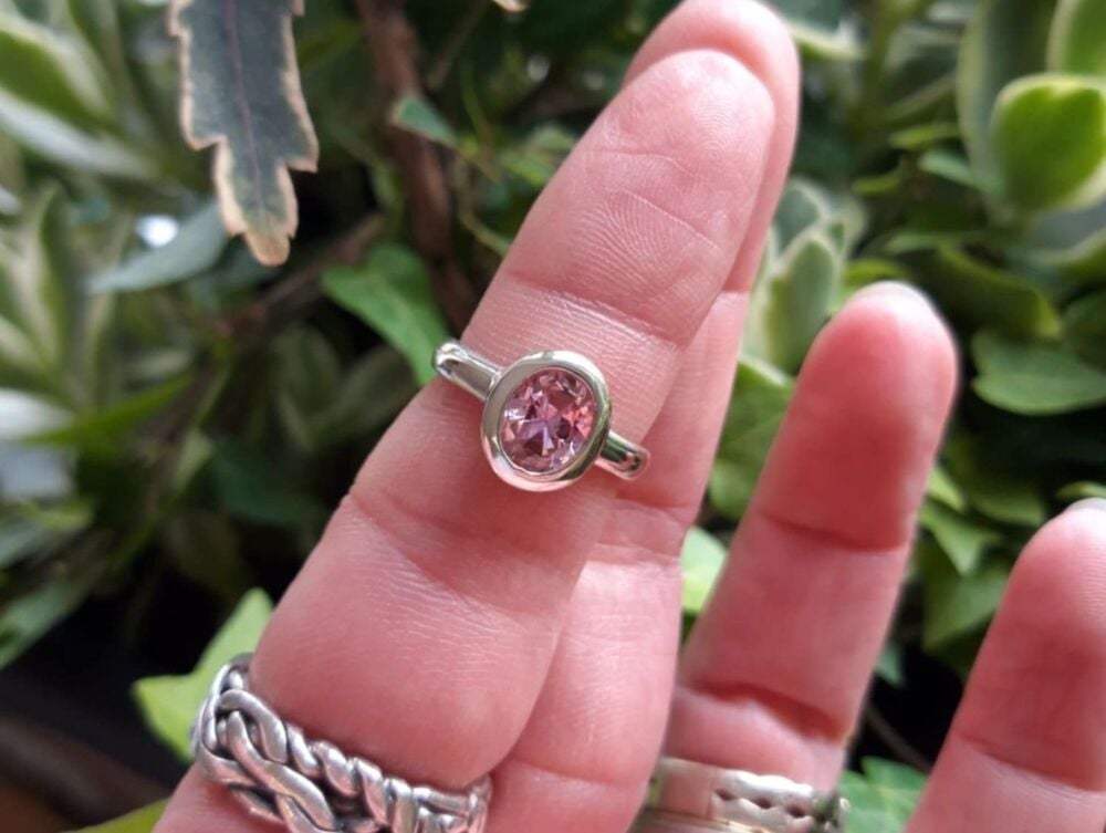 REFURBISHED Sterling silver solitaire ring with a pink stone (L)
