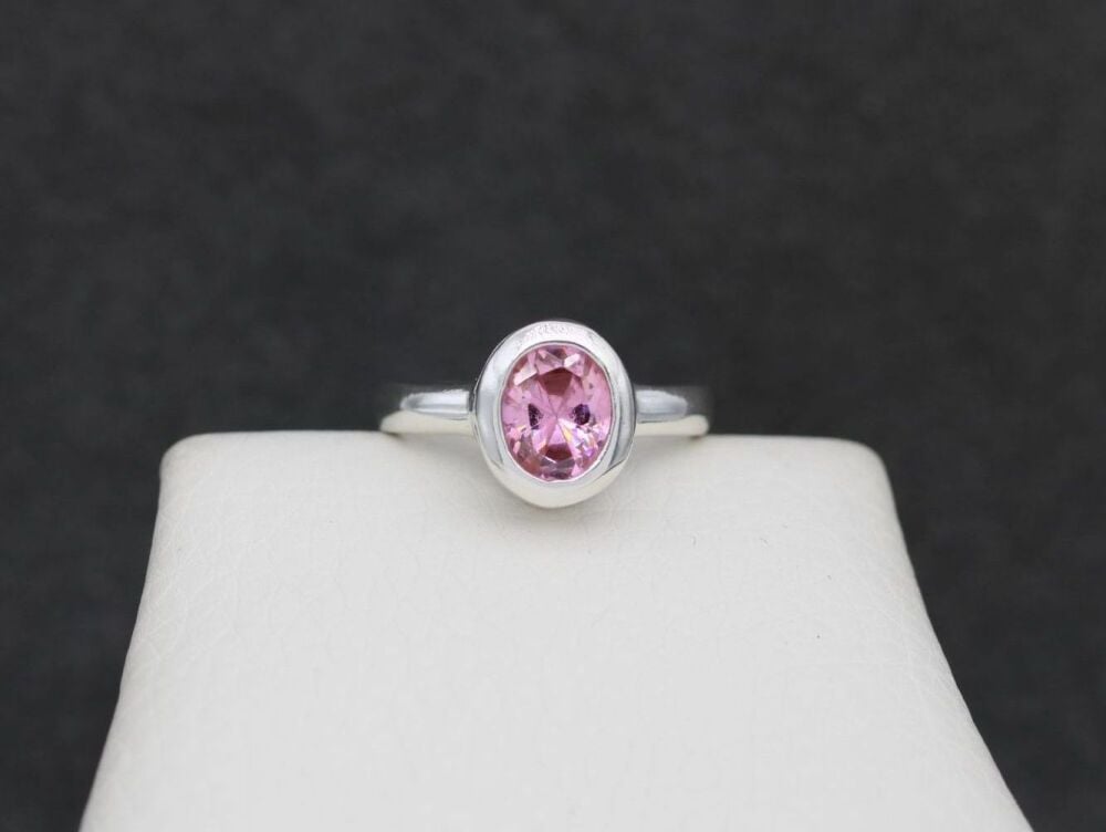 REFURBISHED Sterling silver solitaire ring with a pink stone (L)