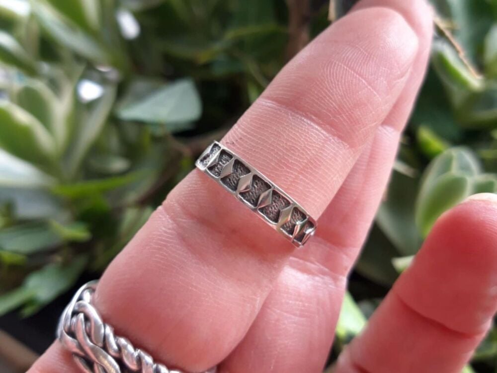 REFURBISHED Sterling silver ring band with a diamond design (P ½)