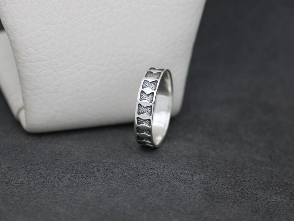 REFURBISHED Sterling silver ring band with a diamond design (P ½)