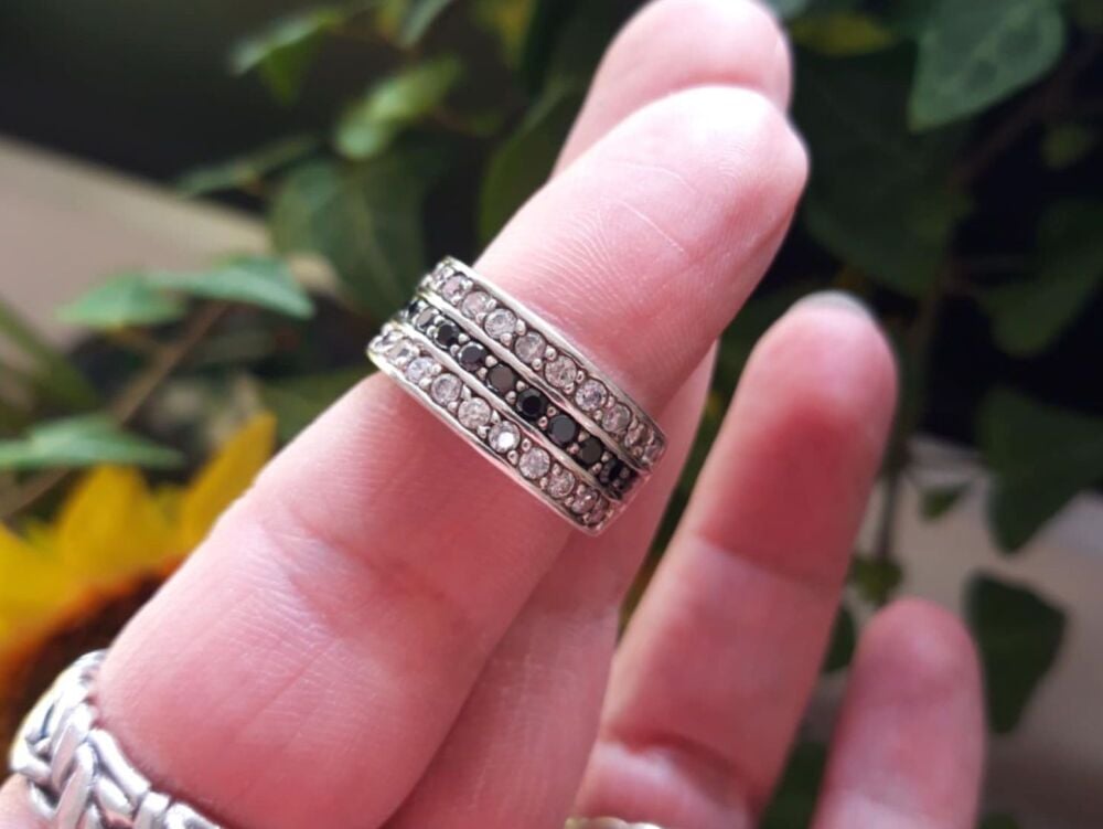 REFURBISHED Sterling silver ring with black & clear stones (M)