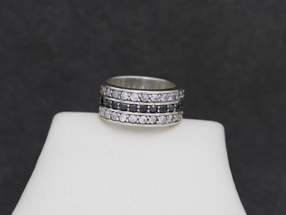 REFURBISHED Sterling silver ring with black & clear stones (M)
