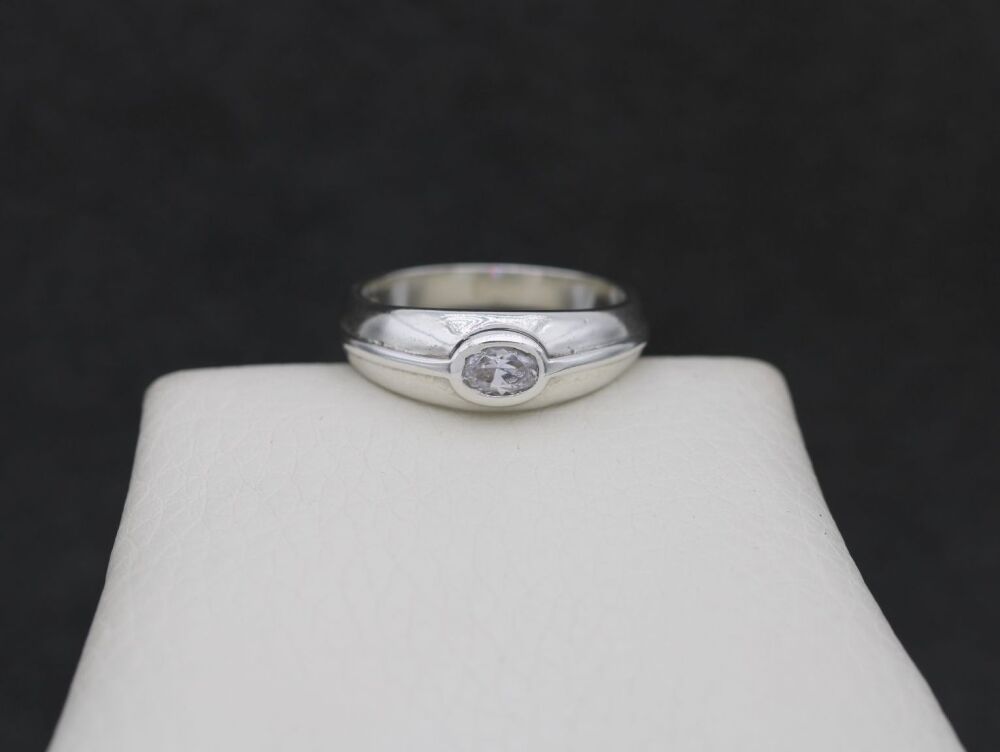 REFURBISHED Sterling silver solitaire ring (M)