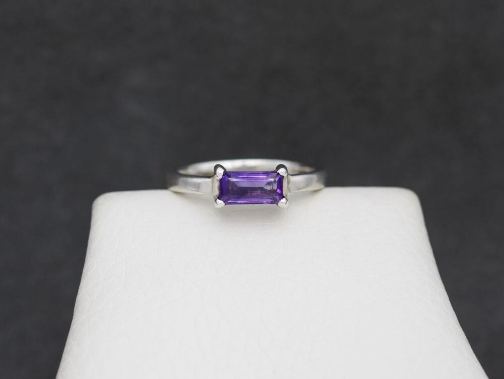 REFURBISHED Sterling silver & amethyst solitaire ring (O)