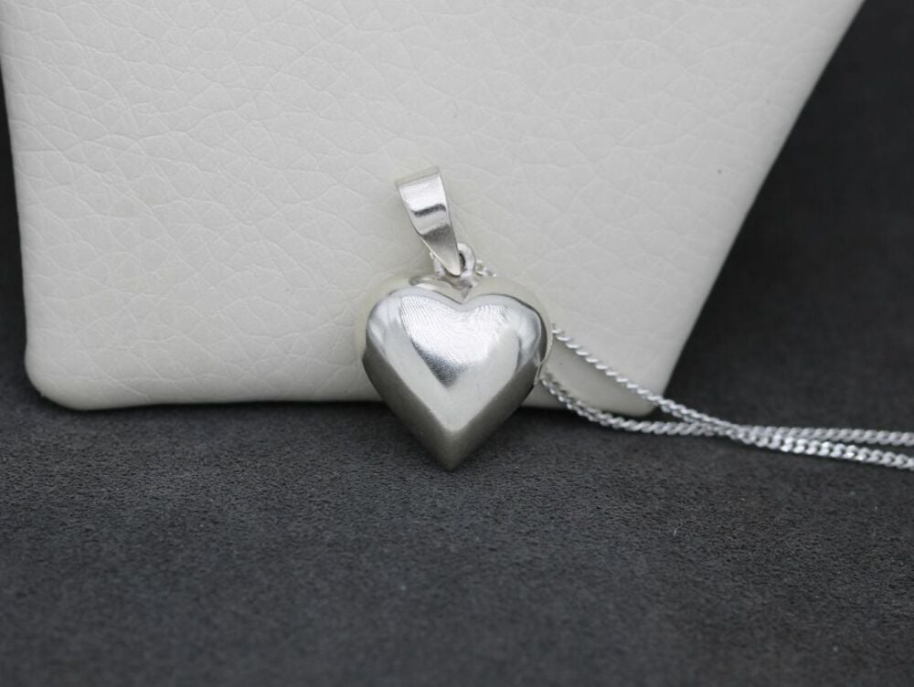 REFURBISHED Sterling silver puffy heart necklace