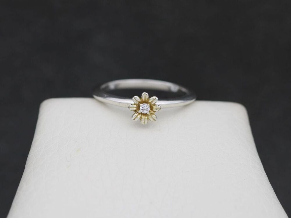 REFURBISHED Dainty sterling silver flower ring with clear stone centre (N)