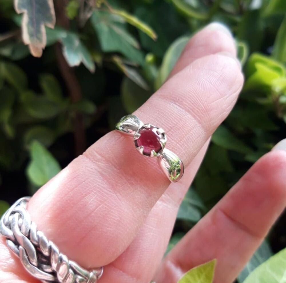 REFURBISHED Sterling silver & garnet solitaire ring (N)