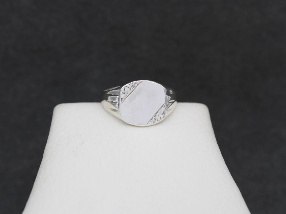 REFURBISHED Vintage sterling silver signet ring (R)