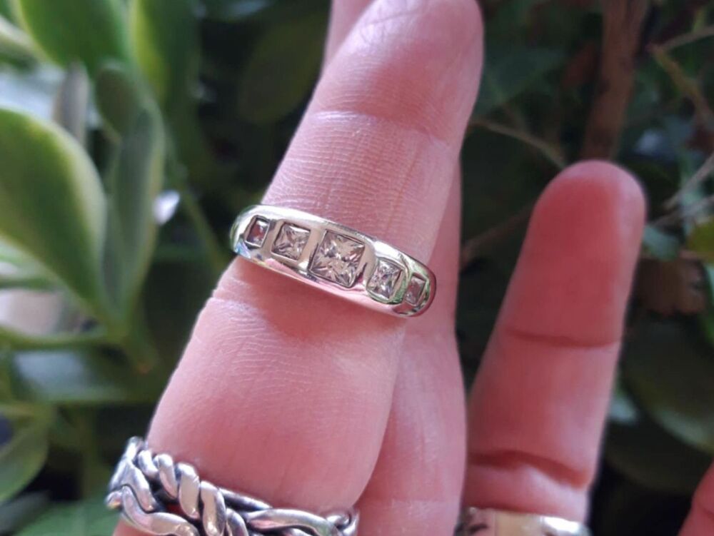 REFURBISHED Domed sterling silver ring with graduated clear square stones (