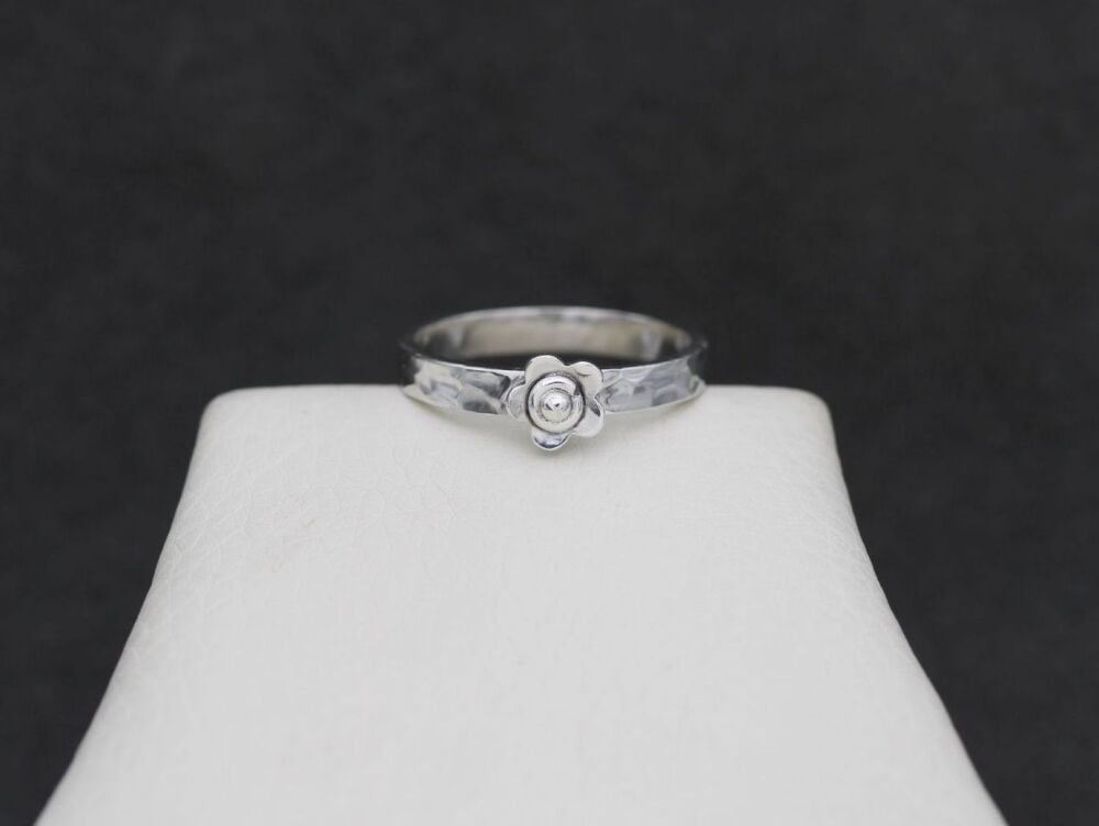 REFURBISHED Hammered sterling silver flower ring (P &frac12;)