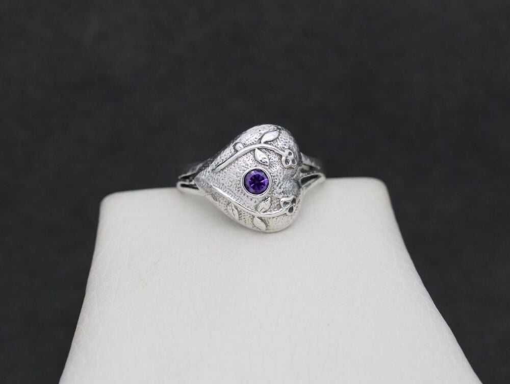 REFURBISHED Decorative sterling silver & purple CZ heart ring (T)