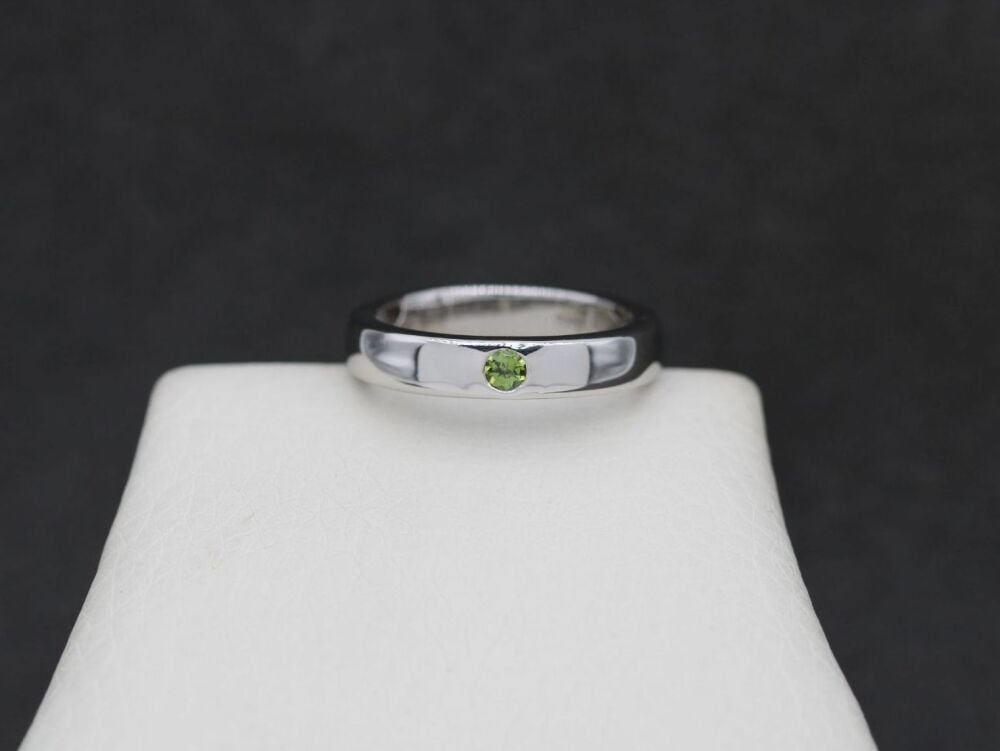 REFURBISHED Sterling silver & green tourmaline ring (N &frac12;)