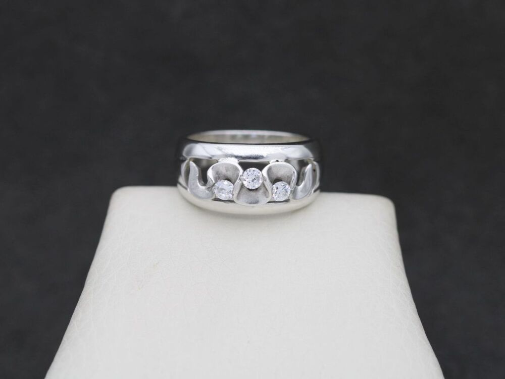 REFURBISHED Unusual sterling silver & CZ stone ring with wavy ribbon detail (O &frac12;)