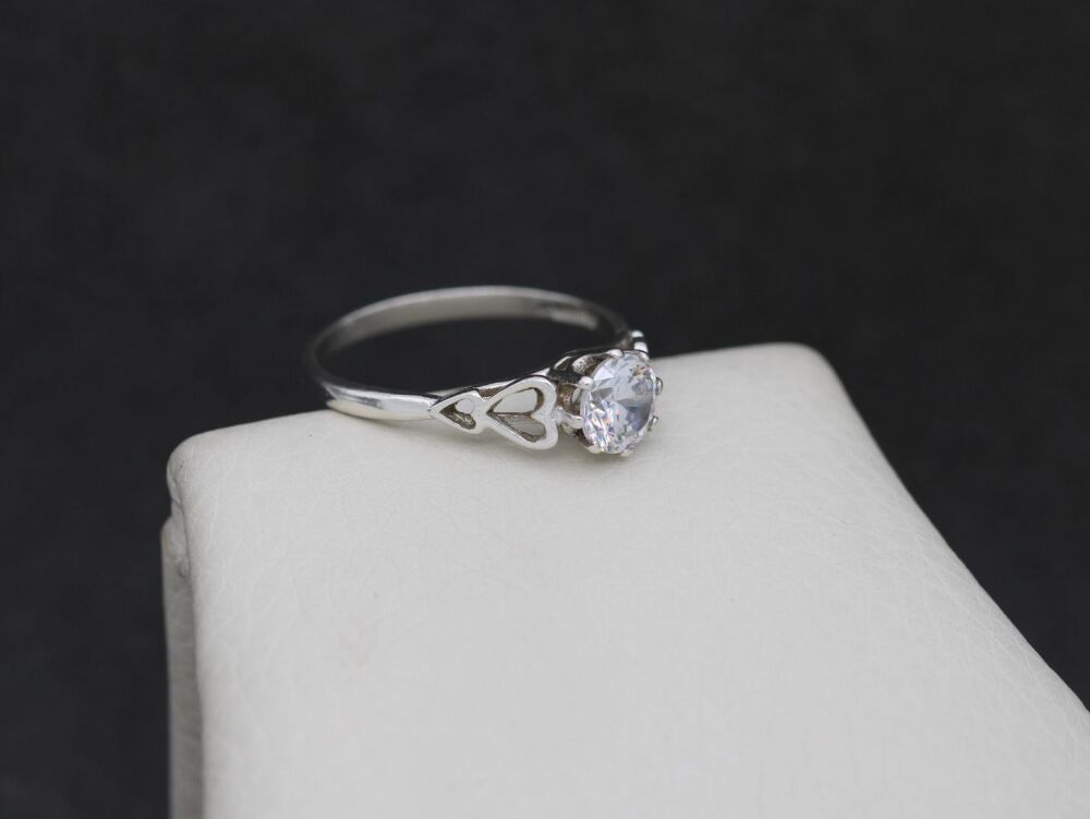 REFURBISHED Sterling silver solitaire ring with heart shoulder accents (Q)