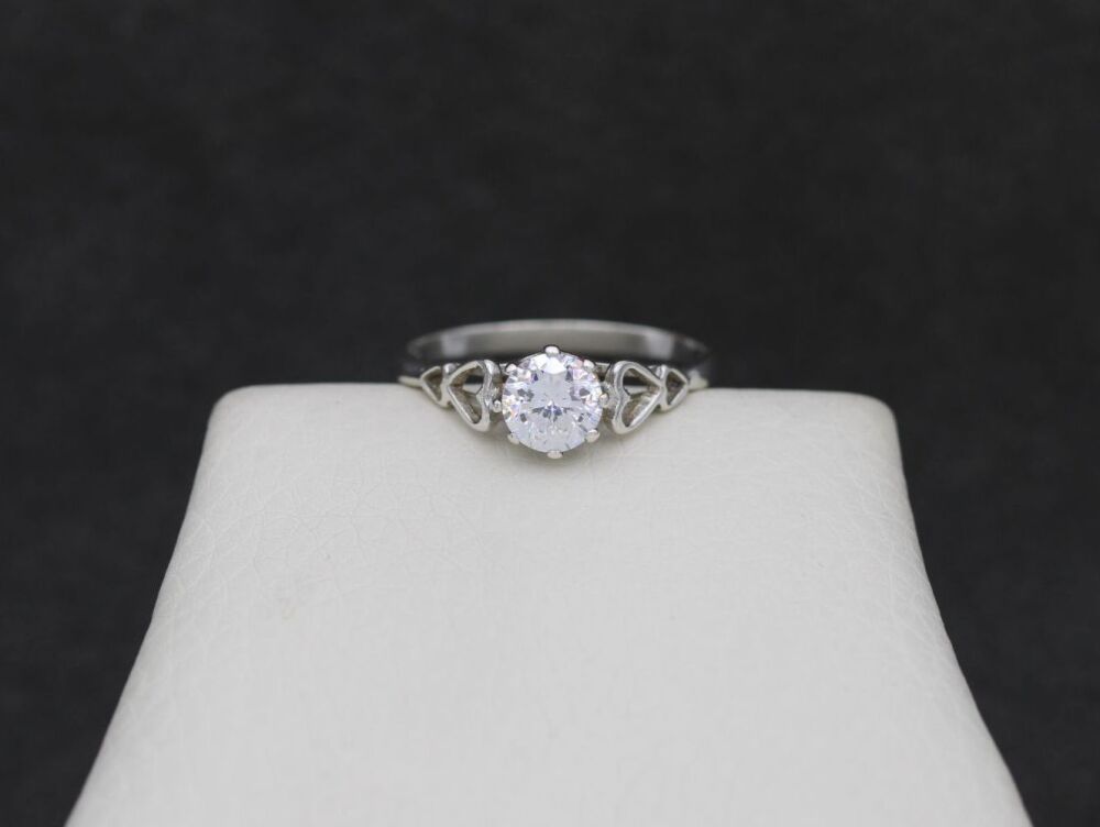 REFURBISHED Sterling silver solitaire ring with heart shoulder accents (Q)