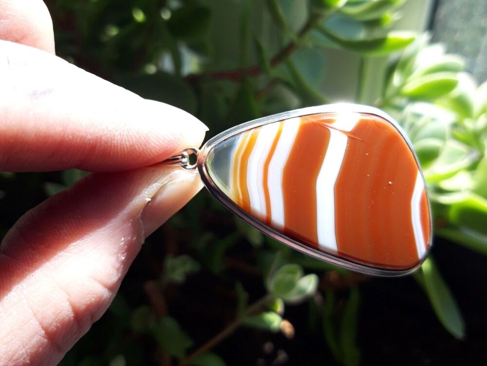 REFURBISHED 935 silver pendant with brown, white & clear banded agate